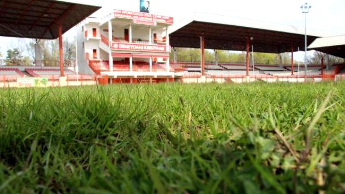 654 Yıllık \'Er Meydanı\'nın Çimleri Yenilendi