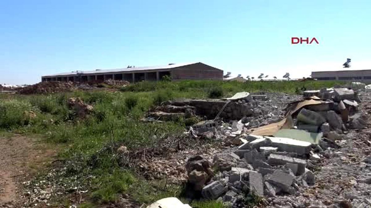 Antalya Gaziler\'de, Sanayi Sitesindeki Sera ve Evler Yıkıldı