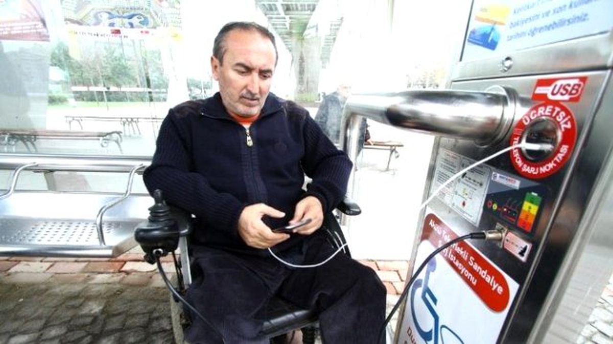 Büyükşehir Otobüs Duraklarına Şarj Ünitesi Yerleştirdi