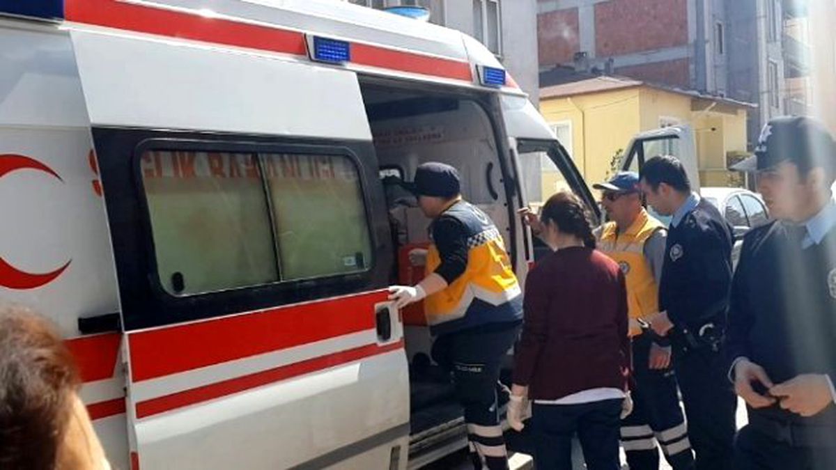 Genç Kız Çarşafları Bağlayarak Evden Kaçmak İsterken Camda Asılı Kaldı