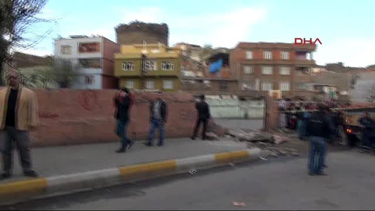 Diyarbakır'da Vinç Okul Duvarına Çarptı: 2 Çocuk Öldü, 1 Çocuk Yaralı