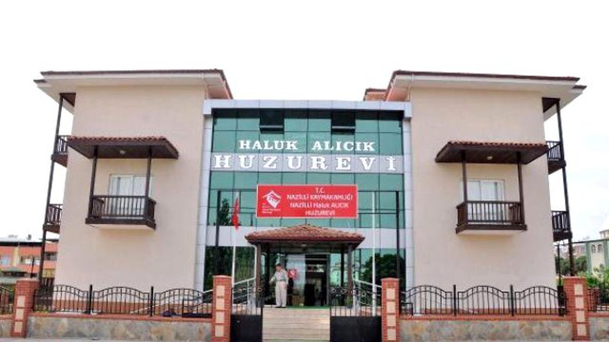 İşten Çıkartılan Huzurevi Çalışanı: Beni İç Çamaşırlı Fotoğraflarımla Tehdit Ettiler