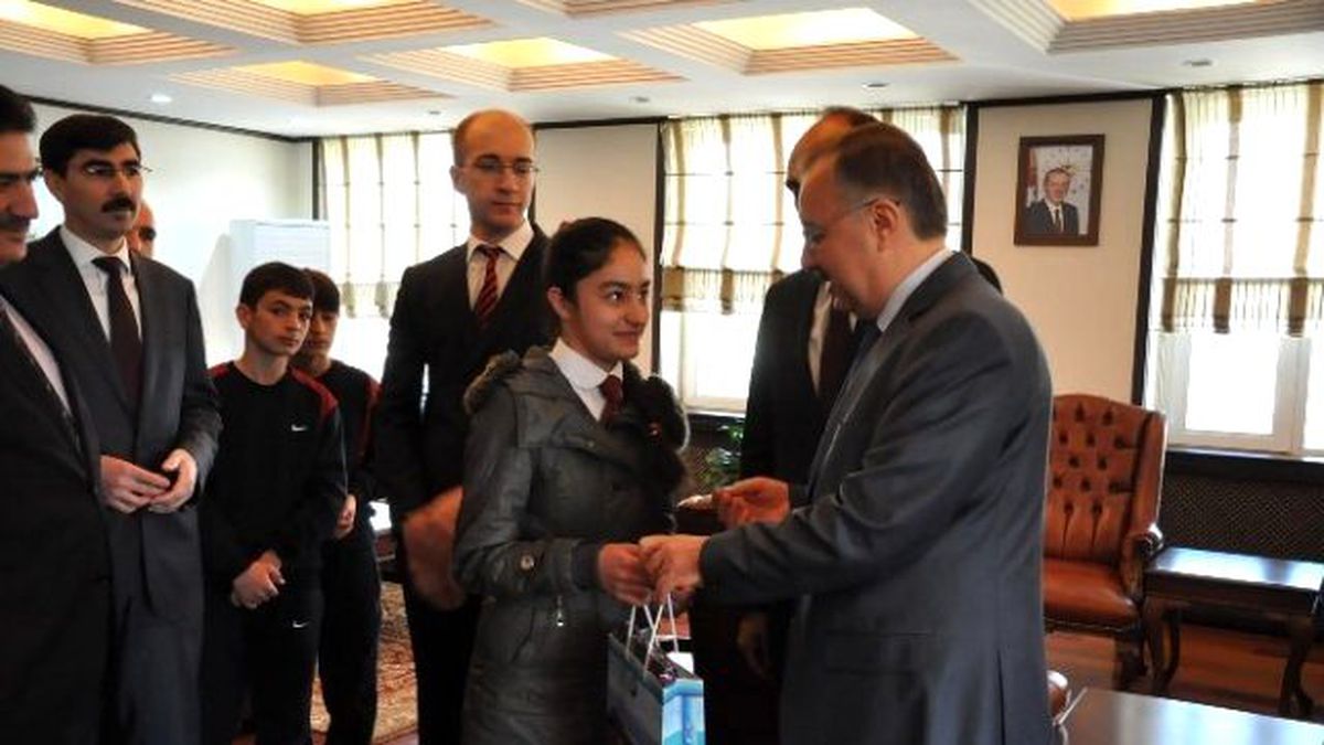 Kars Valisi Günay Özdemir Başarılı Öğrencileri Ödüllendirdi