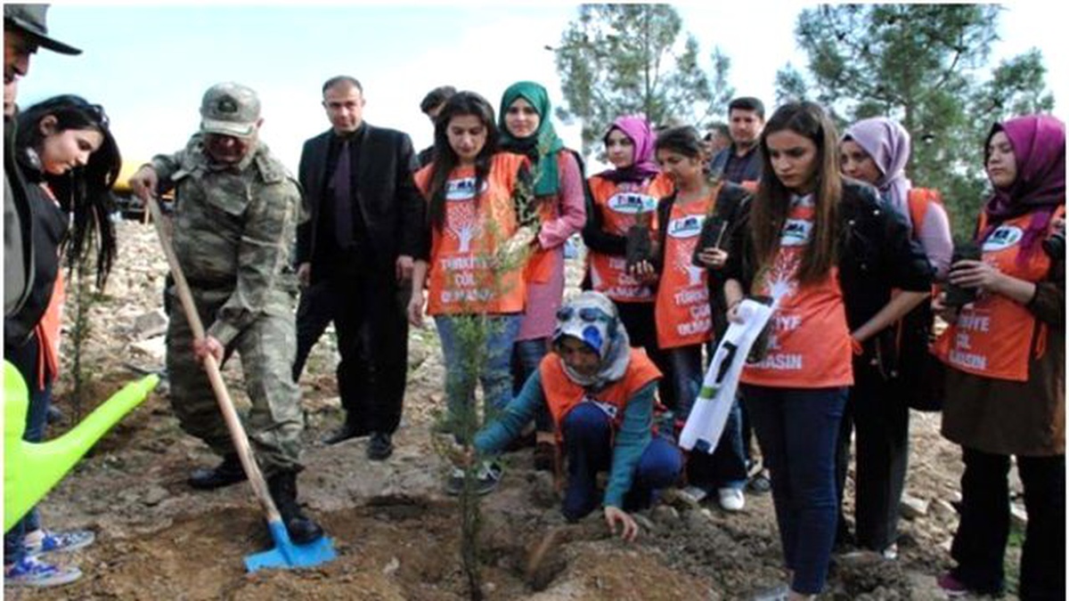 Kilis\'te Jandarma, Köy Korucuları ve Çevrecilerle Birlikte Fidan Dikti