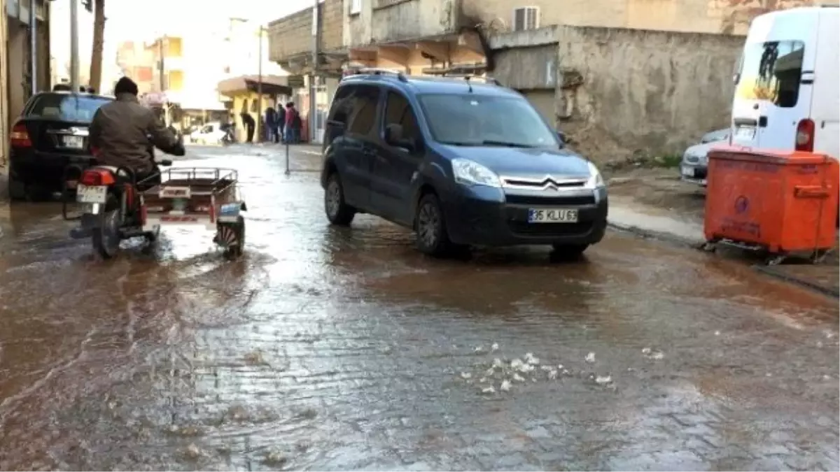 Patlayan Su Borusu Sokağı Gölete Çevirdi