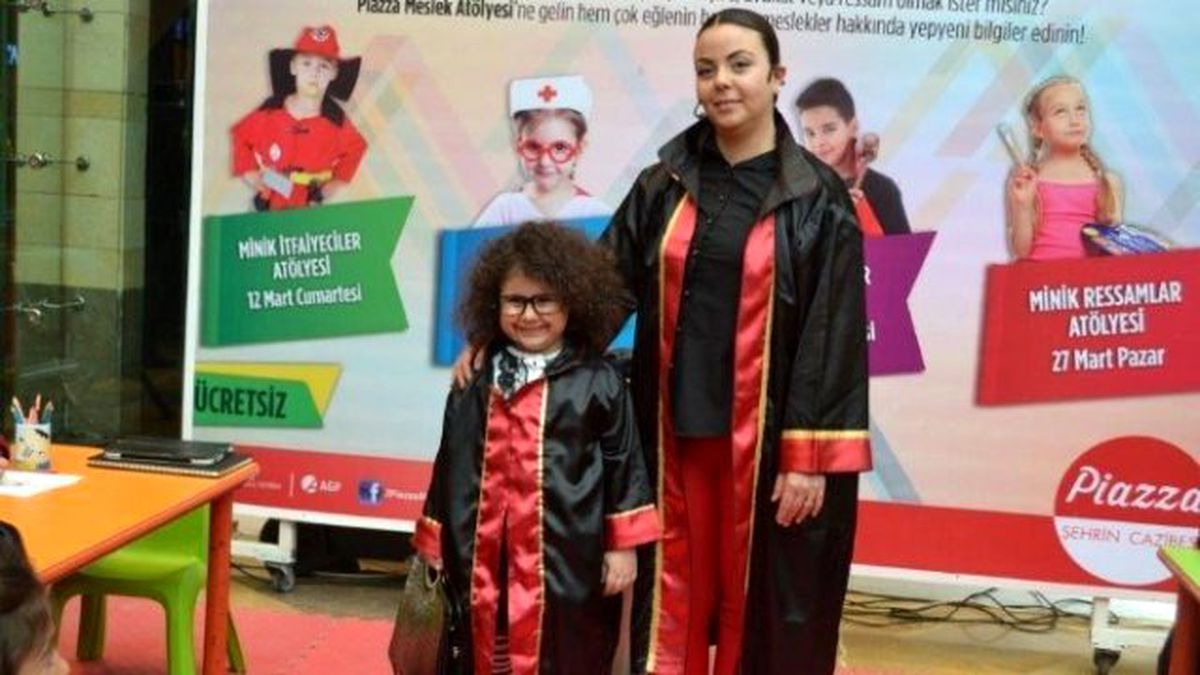 Piazza\'da Çocuklar Bir Günlüğüne Avukat Oldu