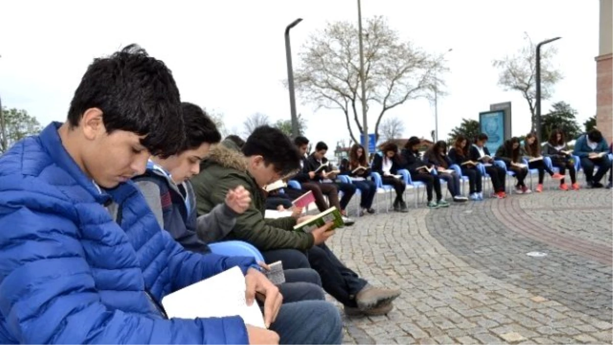 Şehir Meydanında Kitap Okudular