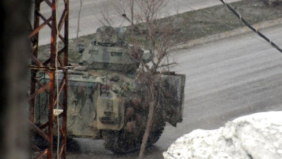 Tanklar Eski Kışla Mahallesine Girdi
