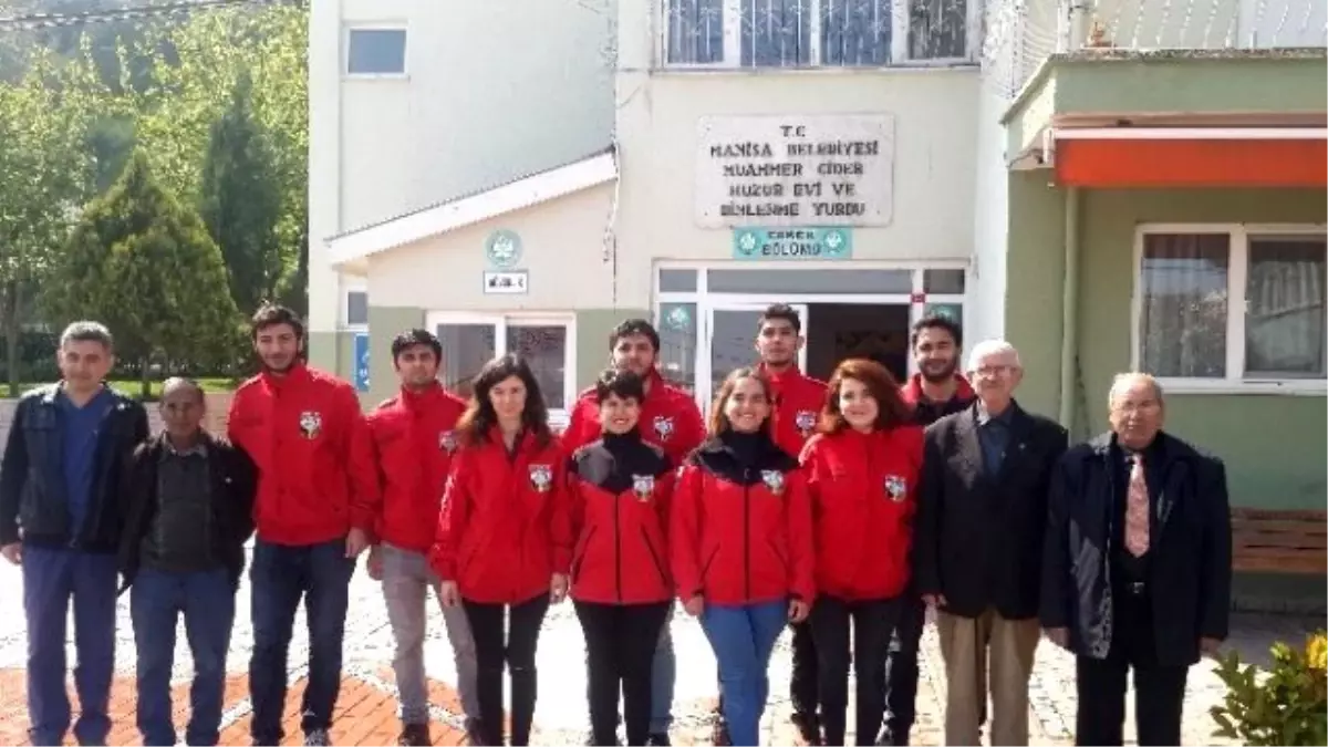 Üniversiteli Akut Topluluğundan Yaşlılara Ziyaret