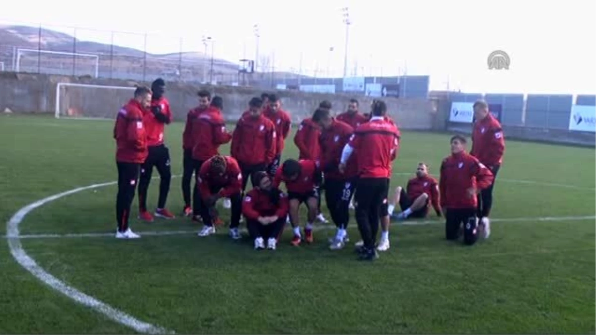 Vartaş Elazığsporlu Futbolculardan Oturma Eylemi