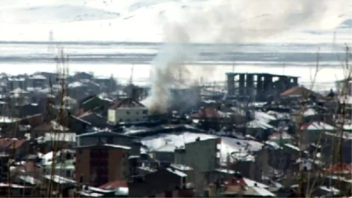 Yüksekova\'da Tanklar Mahalleye Girdi