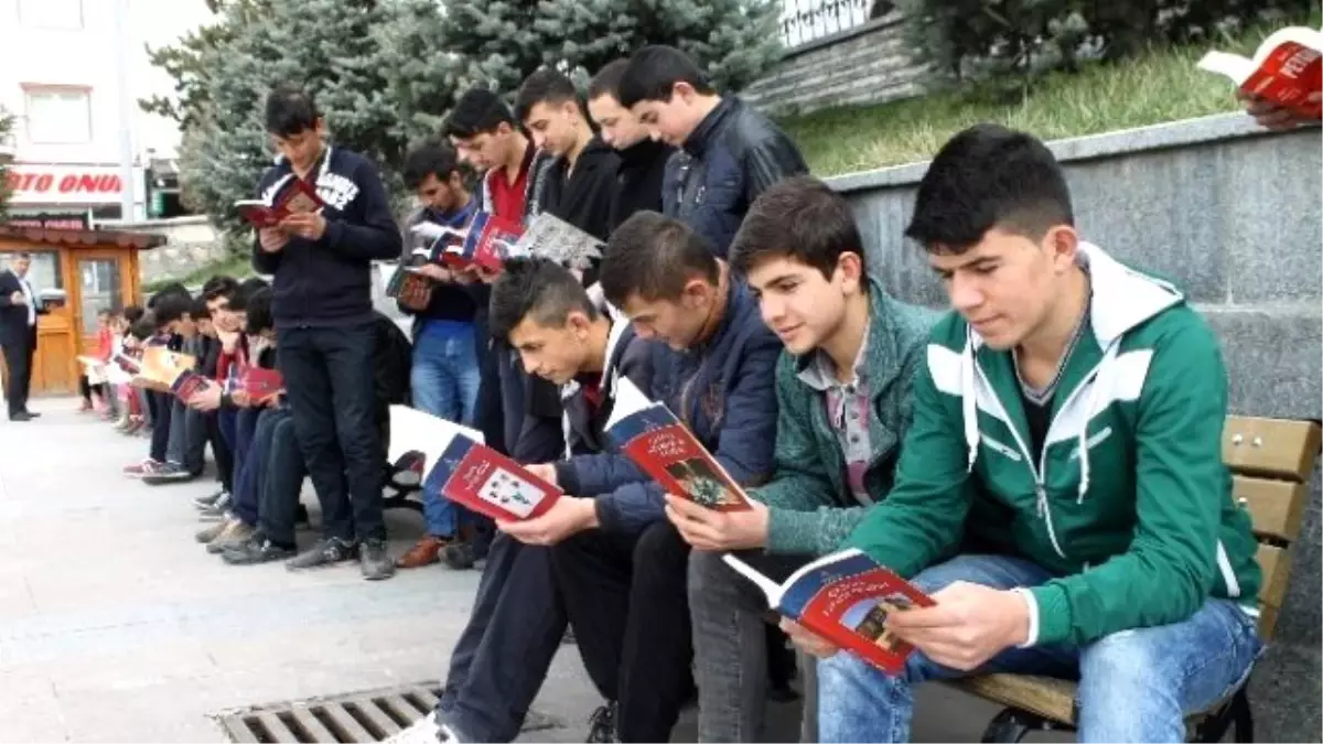 Akdağmadeni İlçesinde Öğrenciler Kitap Okudu