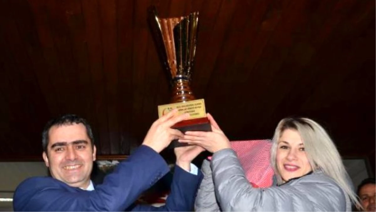 Ardeşen\'de Şampiyon Kadın Hentbol Takımına Coşkulu Karşılama