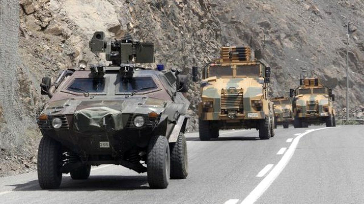 Askeri Konvoya 'Ölürüm Türkiyem' Türküsü ile Uğurlama