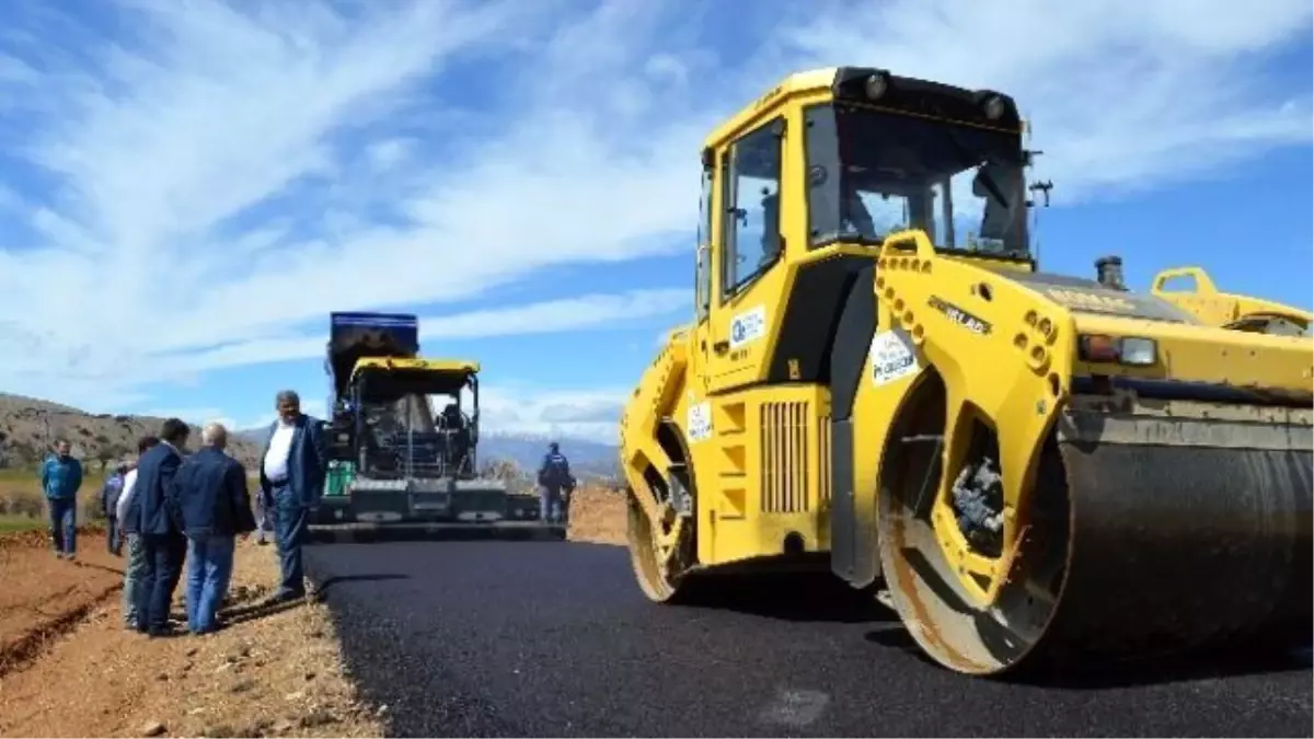 Büyükşehir\'den Elmalı\'da Sıcak Asfalt Çalışması