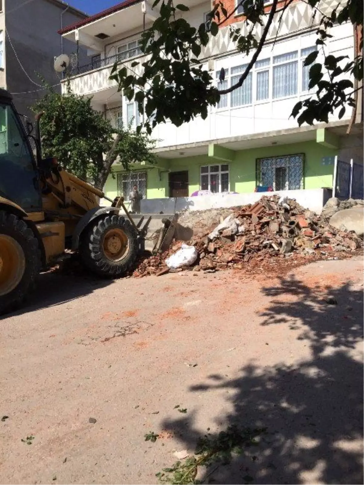 Dilovası Belediyesinden Moloz ve Katı Atık Temizliği