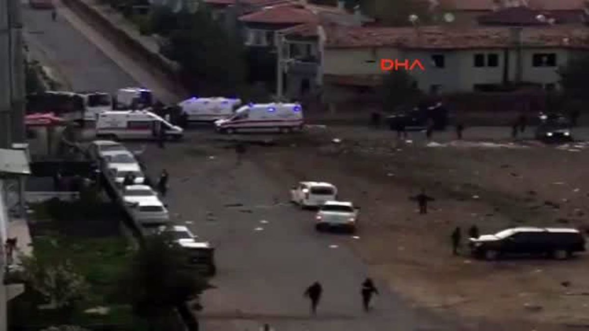 Diyarbakır\'da Polis Servis Midibüsüne Bombalı Araçla Saldırı