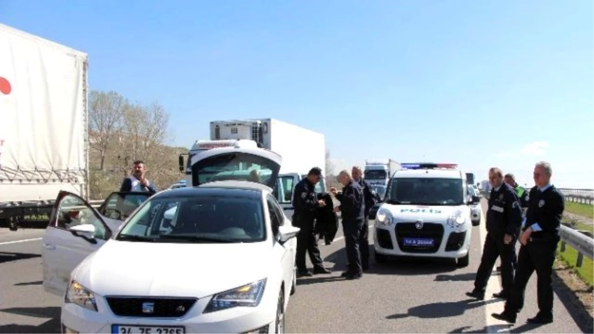 Dur\' İhtarına Uymayan Sürücü Tem\'de Polisi Alarma Geçirdi