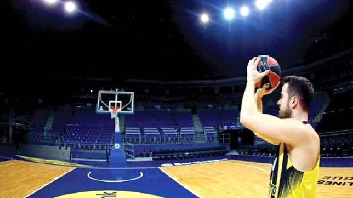 Fenerbahçe\'nin Kaptanı Mahmutoğlu: "Bu Formaya Aşığım"