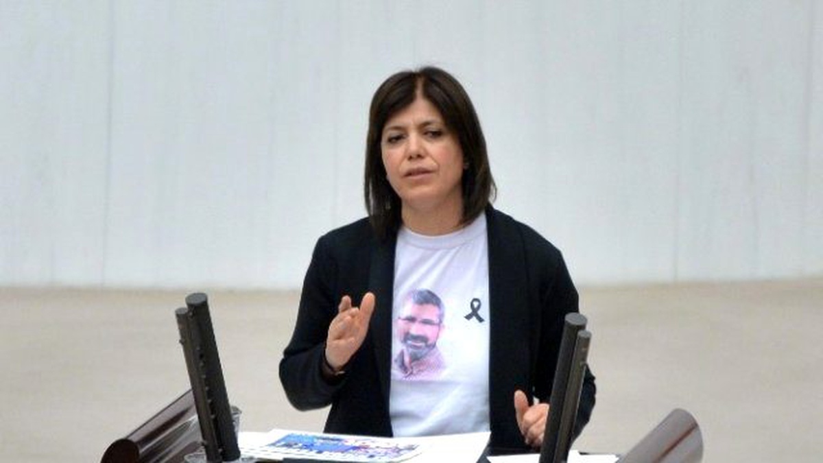 Hdp\'li Vekil Tahir Elçi Tişörtü ile Kürsüye Çıktı