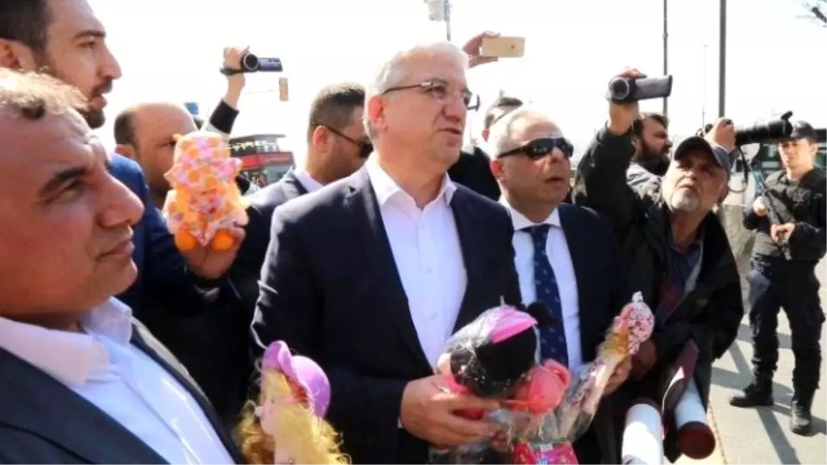 İngiliz Konsolosluğu Önünde Oyuncaklı Protesto