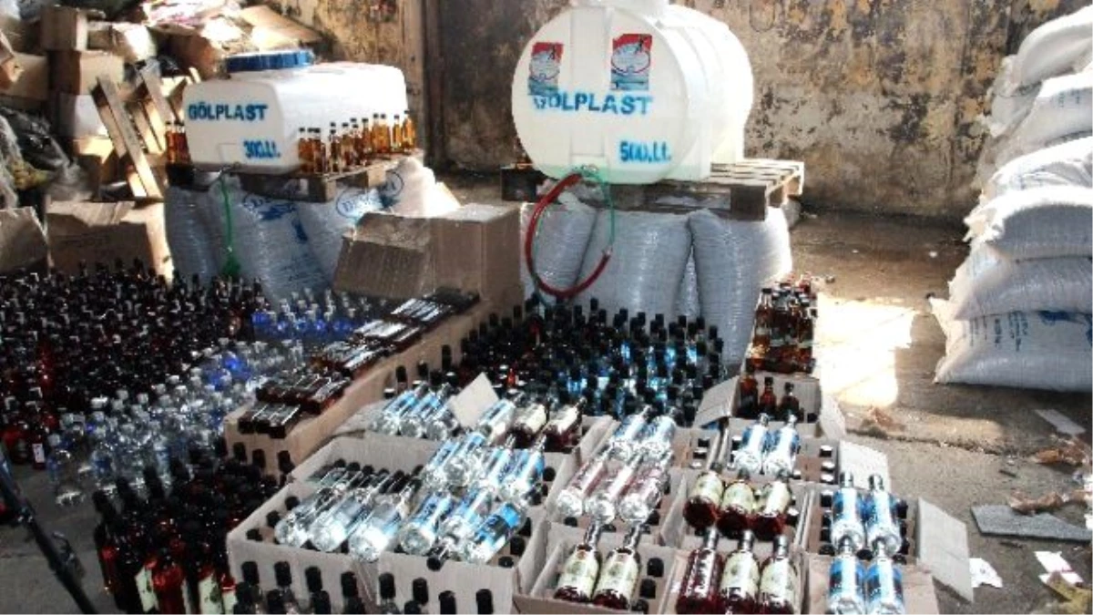 Ölüm Şişelerine Baskın! İstanbul\'da 7 Bin Şişe Sahte Alkol Ele Geçirildi