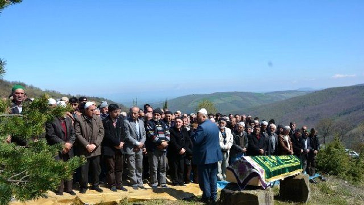 İstanbul\'da Duvarın Altında Kalarak Ölen Yaşlı Kadın Samsun\'da Defnedildi