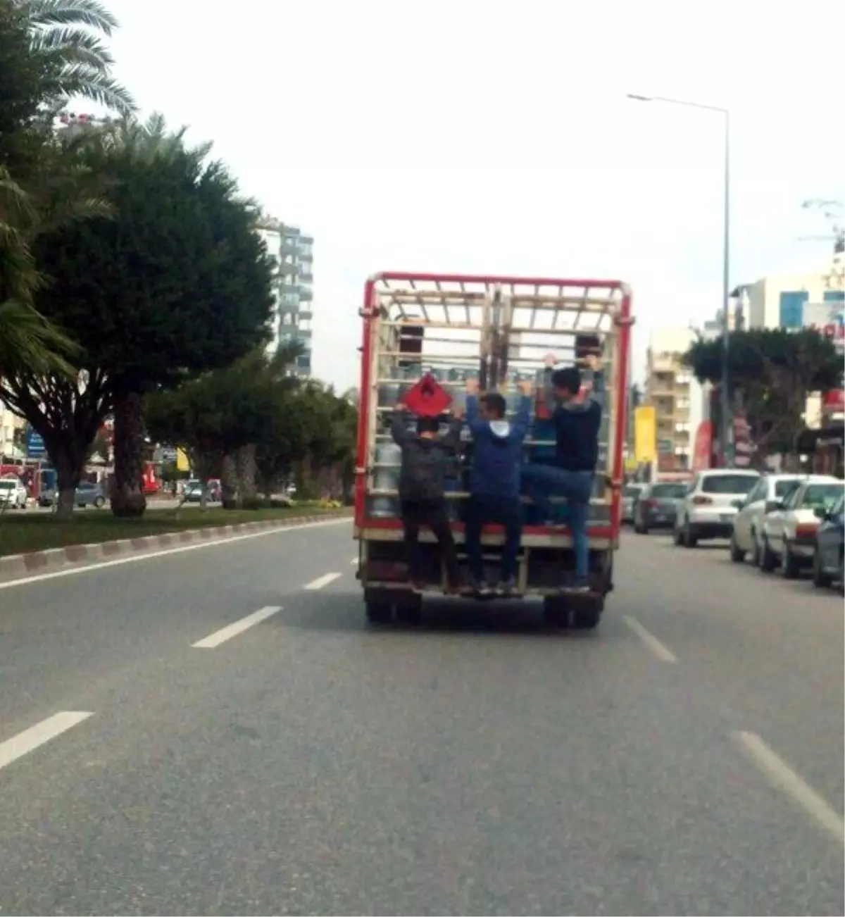 Kamyonet Arkasında Tehlikeli Yolculuk