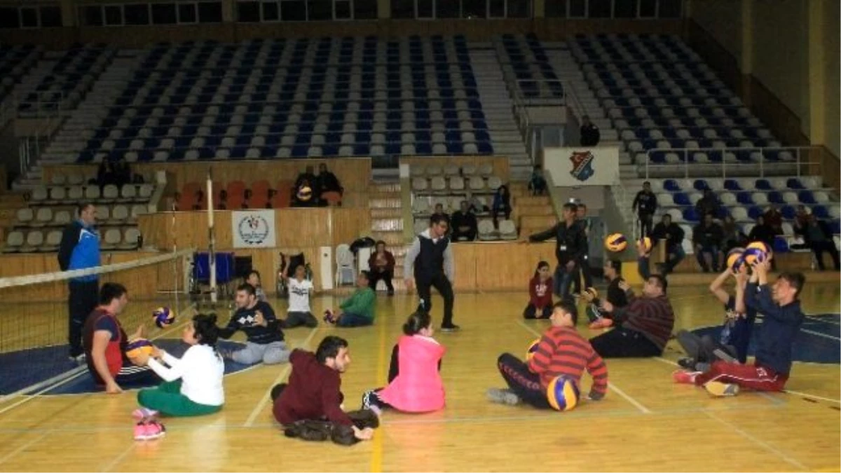 Karaman\'da Kurulan Engelliler Voleybol Takımı İlk Antrenmanını Yaptı