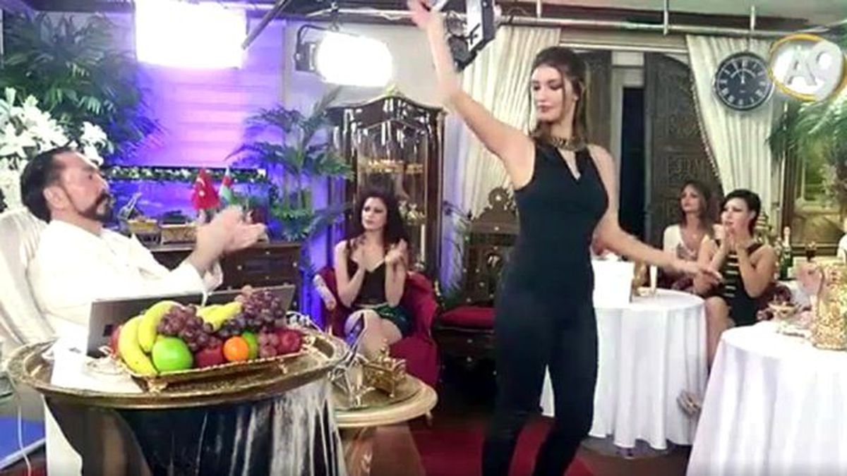 Kedicikler Tek Tek Adnan Oktar'ın Karşısına Geçip Oynadı