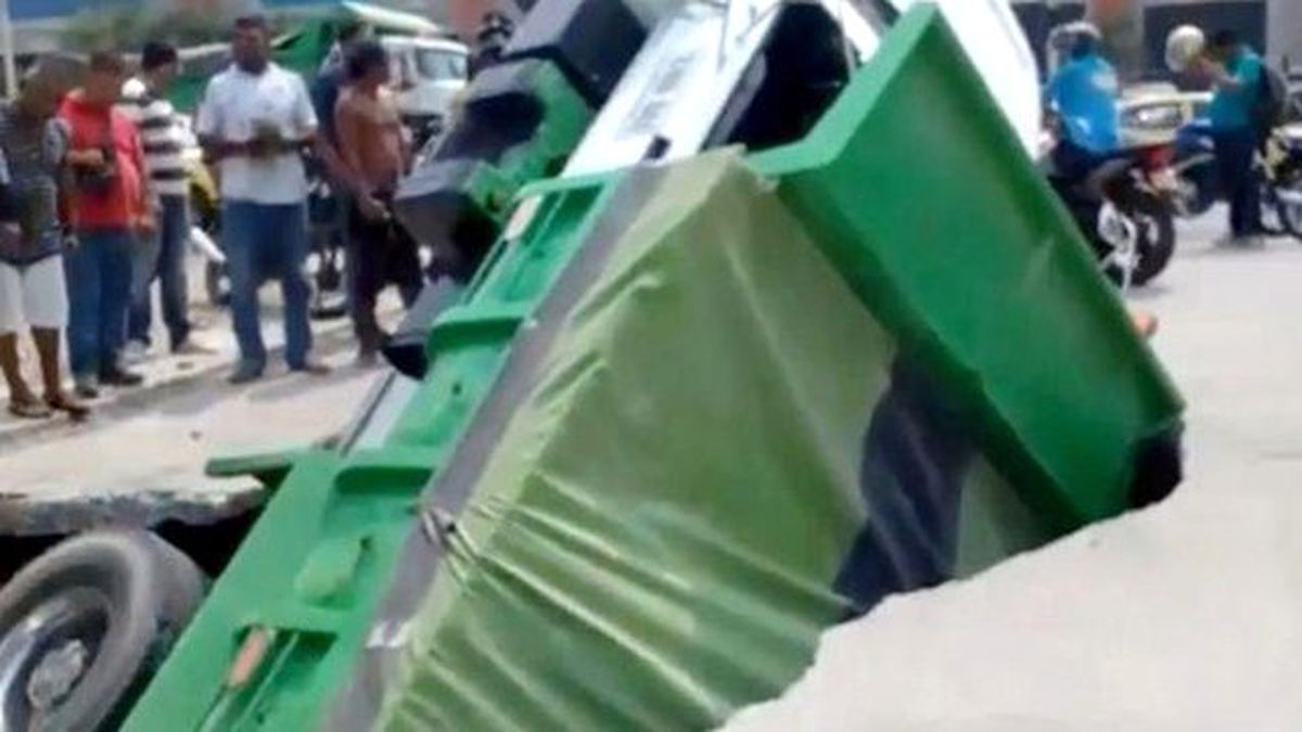 Kolombiya'da Kamyon Şoförü Çöken Yola Düştü