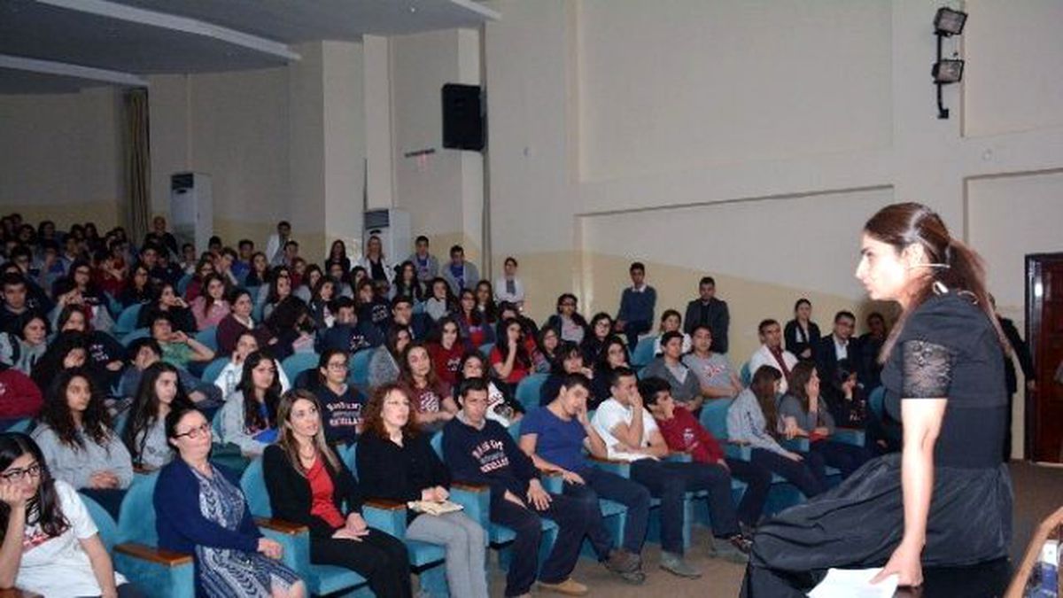 Nöroloji Uzmanından Şiir Dinletisi