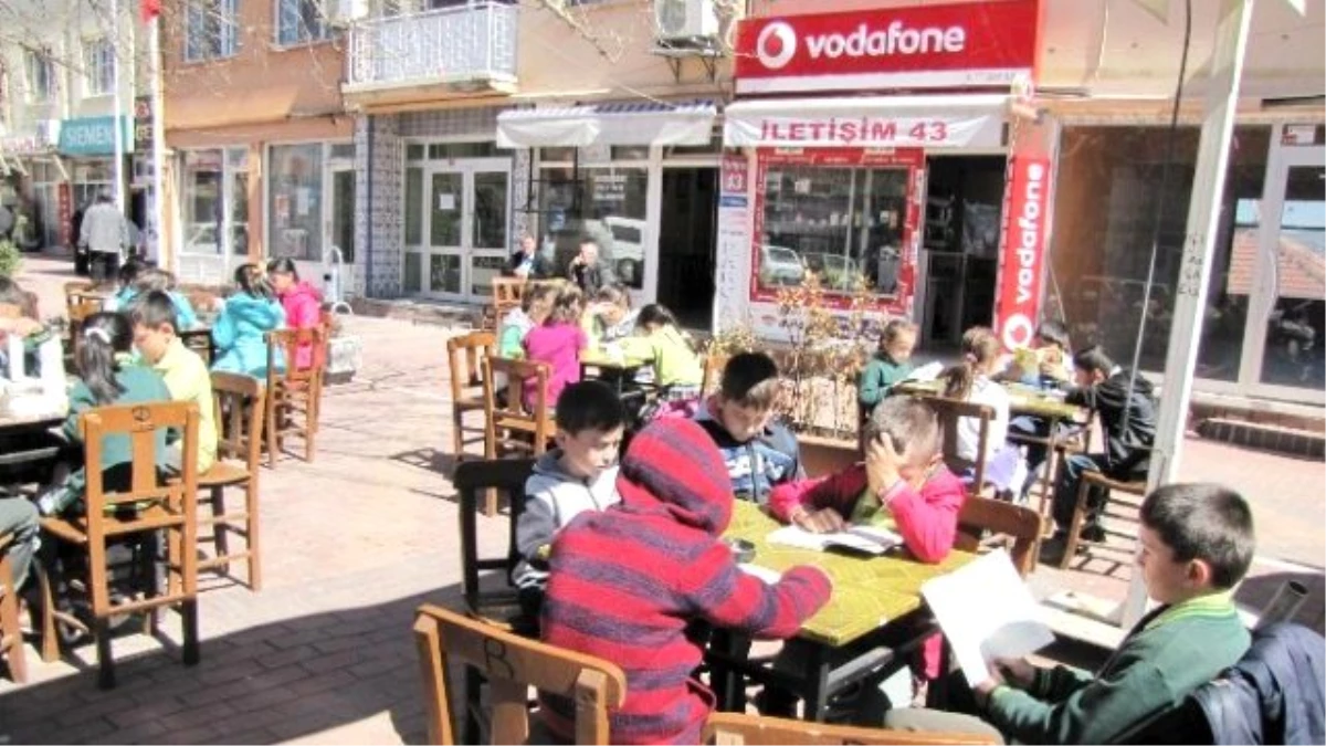 Hisarcık\'ta Öğrenciler Kahvehane Önünde Kitap Okudu