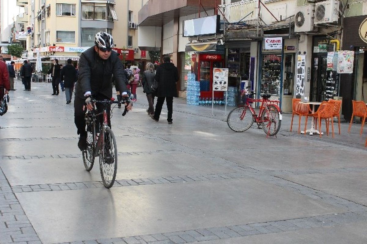 İzmir\'de 5 Bin Kişi İşe Bisikletle Gidiyor