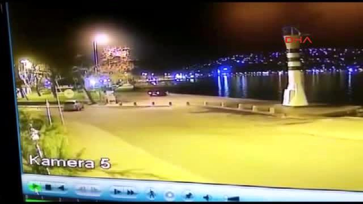Sarıyer\'de 2 Kişinin Öldüğü Olayda Otomobilin Denize Düşme Anı Kamerada