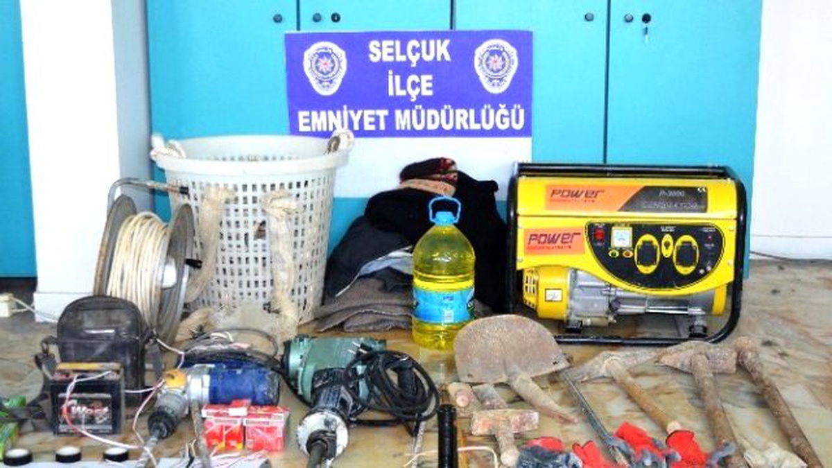 Selçuk\'ta Kaçak Tarihi Eser Kazısına Suçüstü