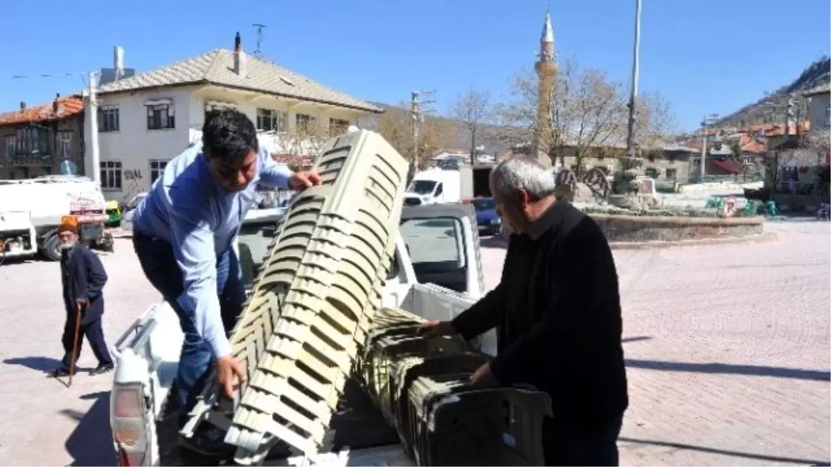 Seydişehir Belediyesi Mezarlık ve Taziye Evleri İçin Tabure Dağıttı