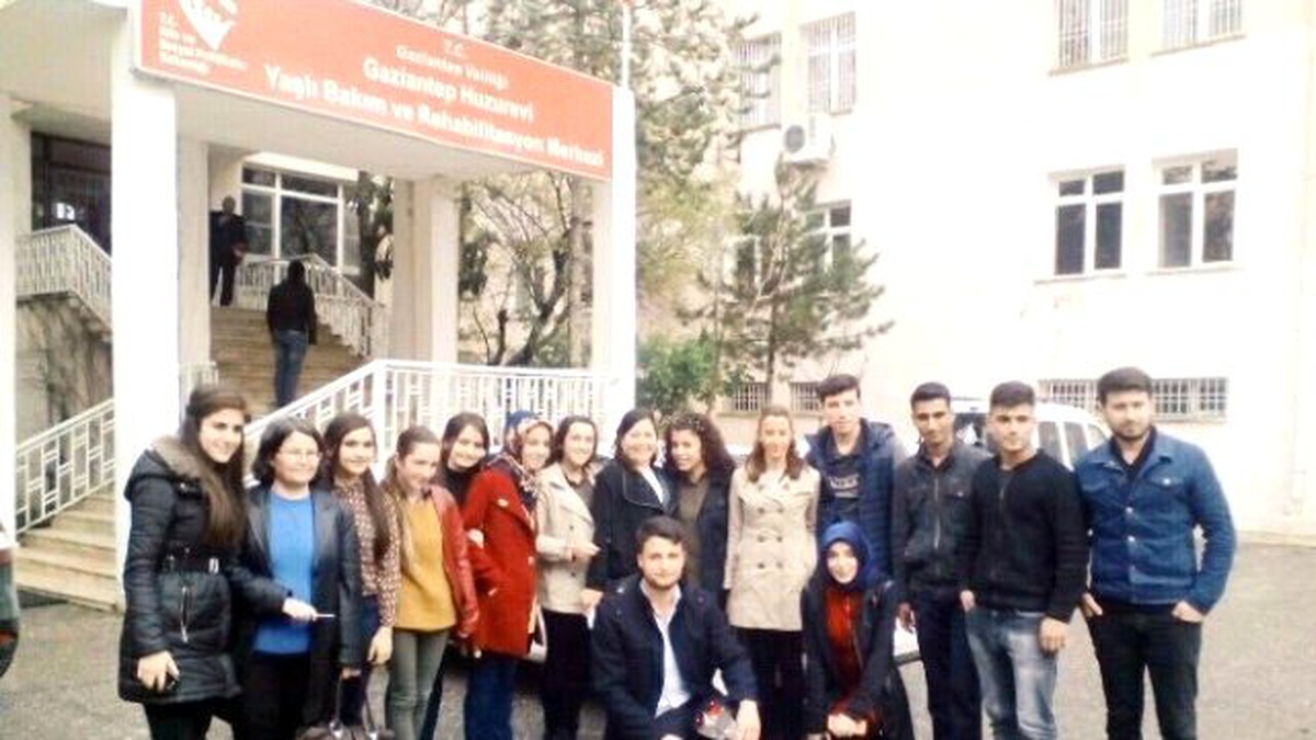 Üniversite Öğrencileri Yaşlılar Haftasında Huzurevini Ziyaret Etti