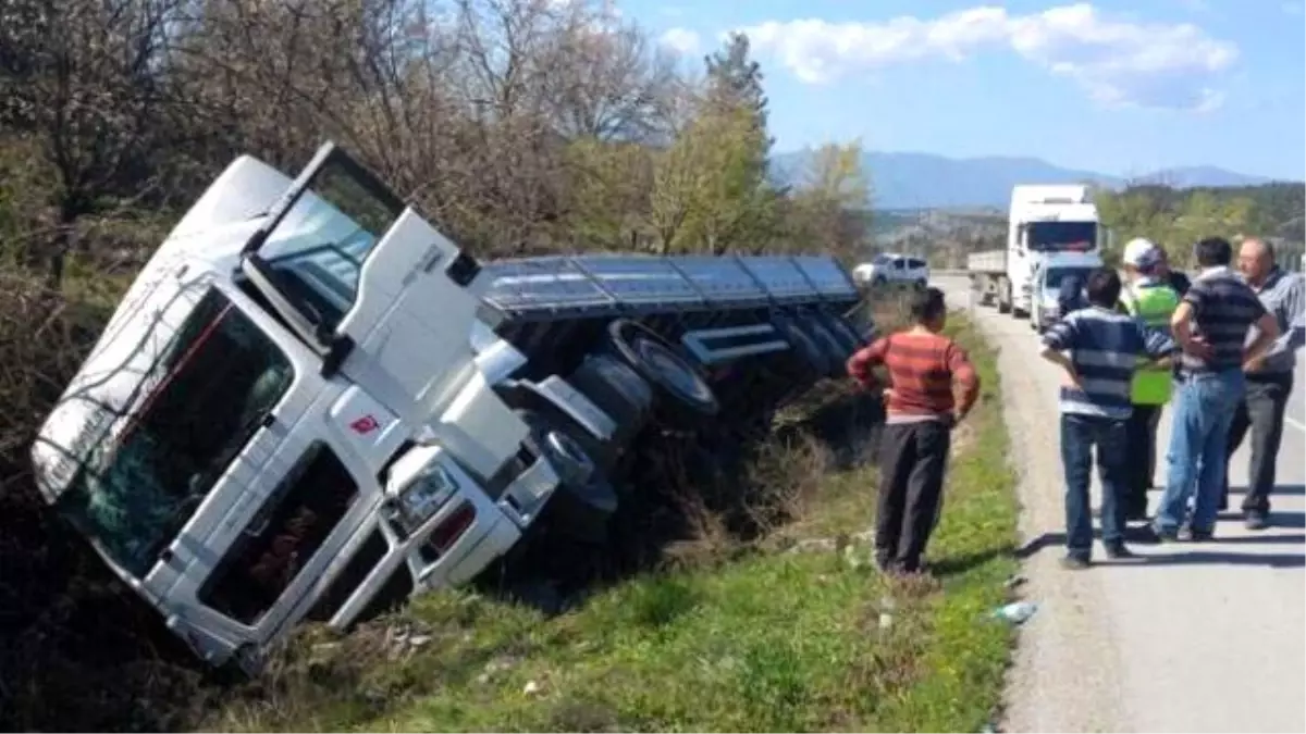 Yoldan Çıkan Tır Yan Yattı