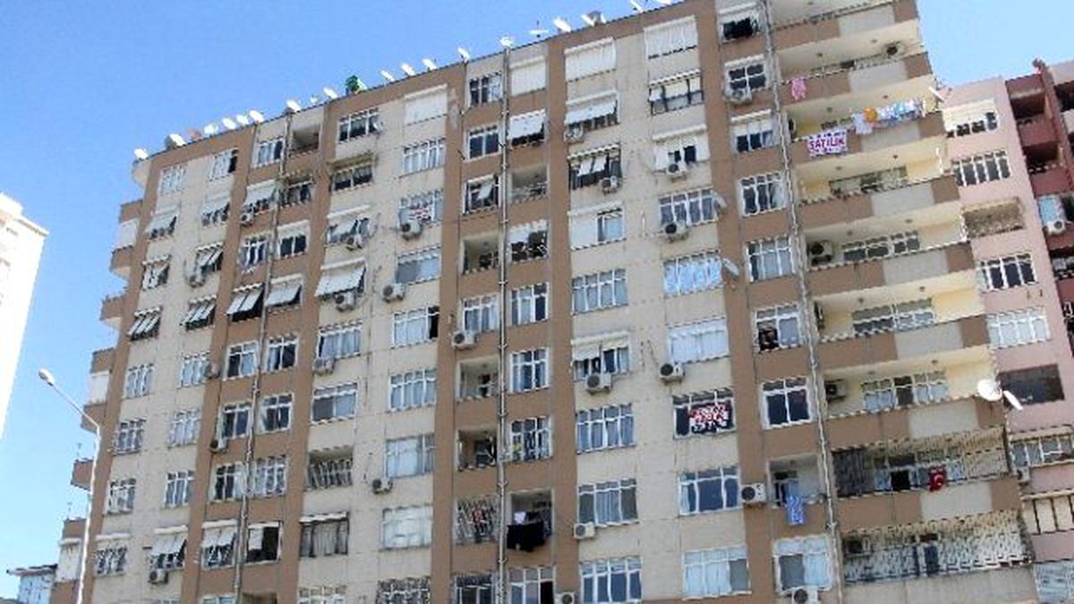 Adana\'da 10 Katlı Apartmanın Damından Ölüme Atladı