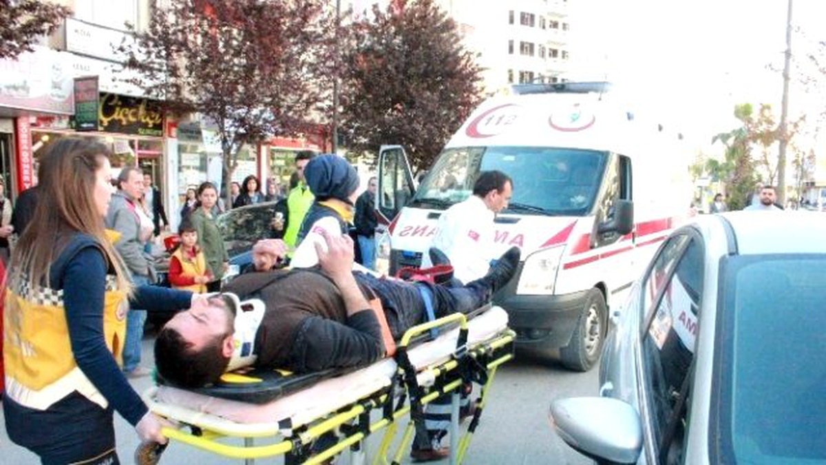2 Araca Çarpan Motosiklet Sürücüsü Yaralandı