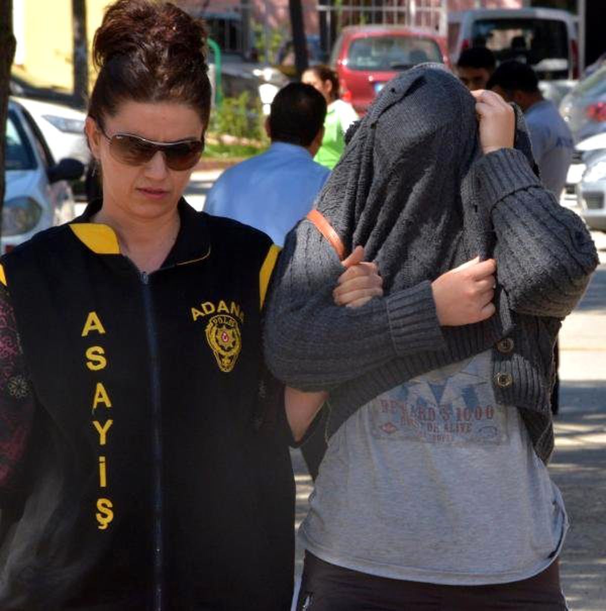 Ablasının Para Dolu Çantasını Erkek Arkadaşına Gasp Ettirdi (2)