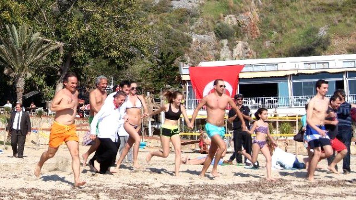 Alanya\'da El Ele Tutuşup Denize Girdiler
