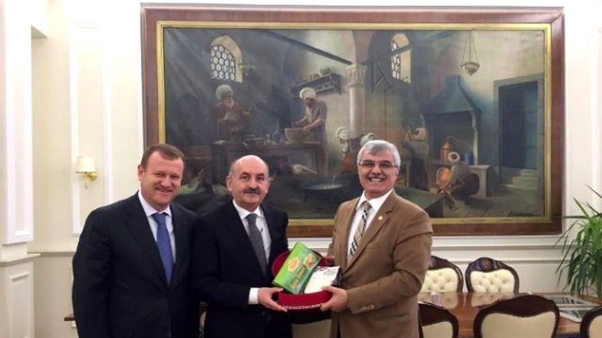 Bakan Müezzinoğlu\'na Burdur Yatırımları Dosyası