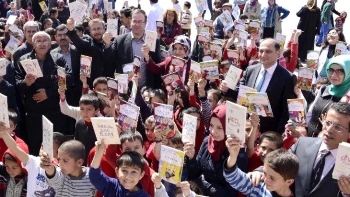 Başkan Toru\'dan Öğrencilere Kitap Hediyesi