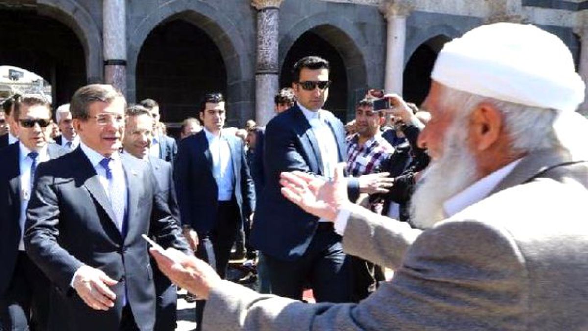 Davutoğlu: Mürşid Şehir Diyarbakır, Kardeşliğin En Güzel Örneğini Gösterdi