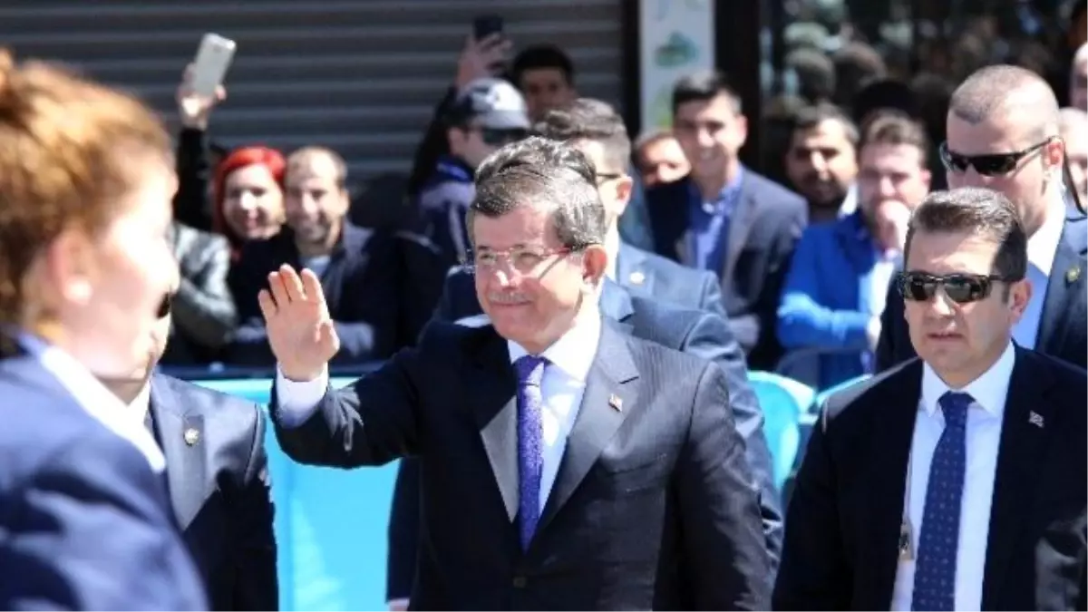 Davutoğlu\'na Sur\'da Sevgi Seli