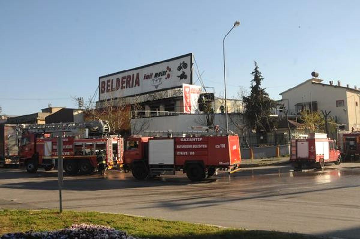 Gaziantep\'te Fabrikada Çıkan Yangını İtfaiye Söndürdü