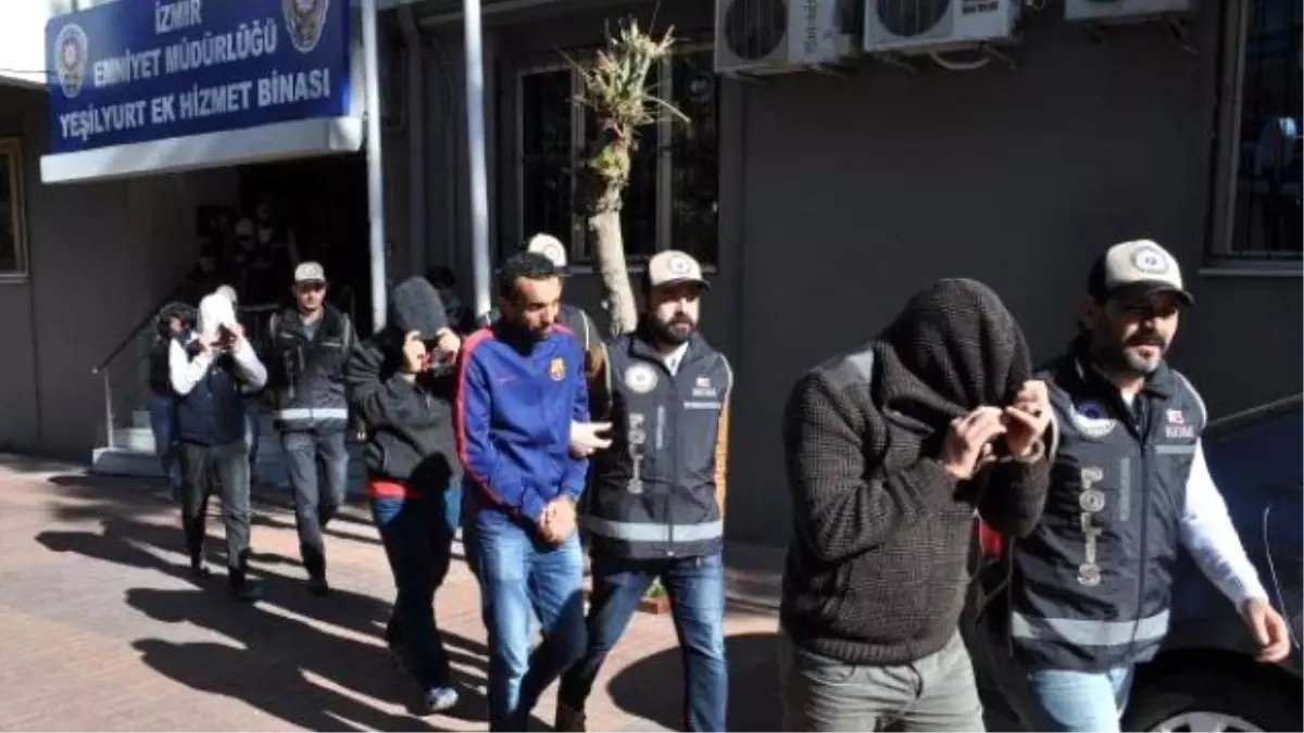 İzmir\'de İnsan Tacirleri Adliyeye Sevk Edildi