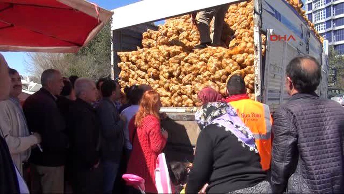 Kayseri Fuar Açılışında Çuvalı 2 Liradan Satılan Patates Kapışıldı